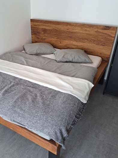 Masivní dubová postel